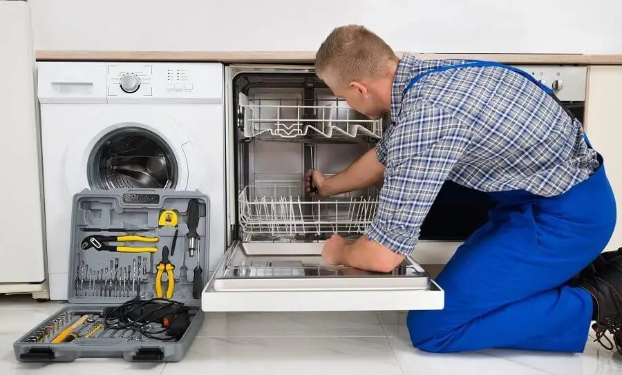 Köşk Gaggenau servisi teknisyen ekibi beyaz eşya tamiri yaparken